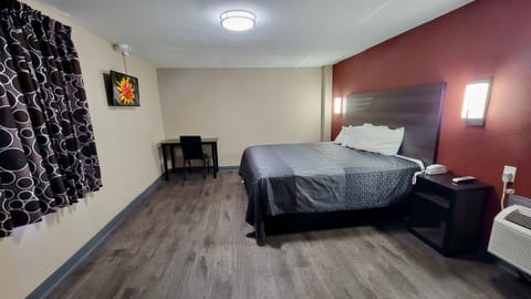Suite Single Bed (1 King) | Desk, laptop workspace, free WiFi, bed sheets