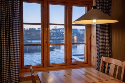 3-Bedroom Rorbu Cabin | Living area