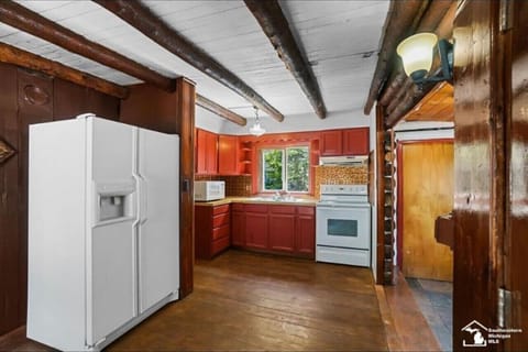 Keurig Coffee maker, toaster, microwave in fully stocked kitchen