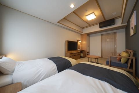 Deluxe Twin Room | In-room safe, desk, iron/ironing board, free WiFi