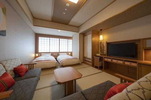Basic Quadruple Room | In-room safe, desk, iron/ironing board, free WiFi