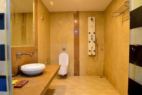 Family Room | Bathroom | Rainfall showerhead, towels