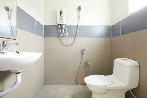 Superior Room, 1 King Bed | Bathroom | Shower, rainfall showerhead, free toiletries, towels