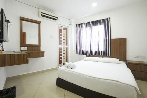Superior Room, 1 Queen Bed | Desk, free WiFi, bed sheets