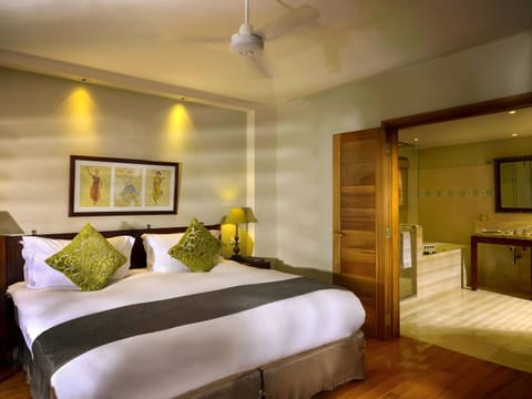 Suite, 1 King Bed, Balcony, Garden View (Prestige) | Minibar, in-room safe, desk, blackout drapes