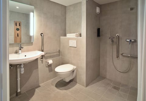 Standard Double Room, 1 Double Bed, Mobility Accessible, Non Smoking | Bathroom | Shower, towels, soap, shampoo