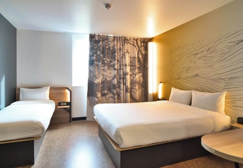 Quadruple Room, Non Smoking | Desk, free WiFi, bed sheets