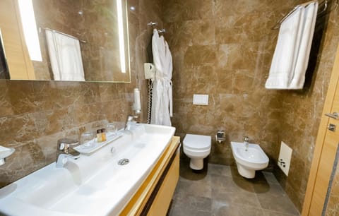 Comfort Room, 2 Twin Beds, Non Smoking | Bathroom | Eco-friendly toiletries, hair dryer, bathrobes, slippers