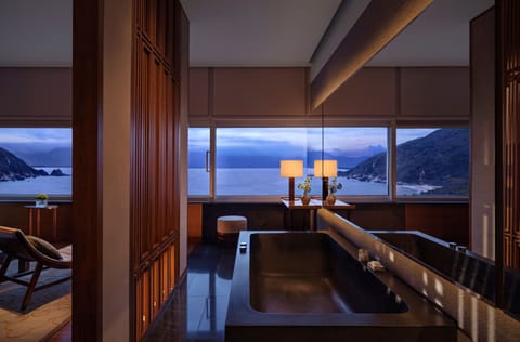 Park Ocean View Suite King | Bathroom | Separate tub and shower, deep soaking tub, free toiletries, hair dryer