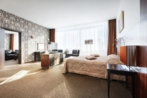 Superior Suite | In-room safe, desk, soundproofing, iron/ironing board