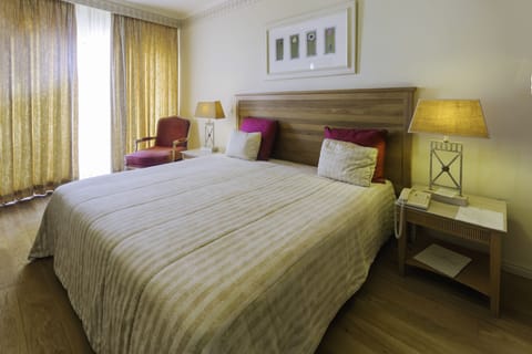 Twin Room, Sea View | In-room safe, bed sheets