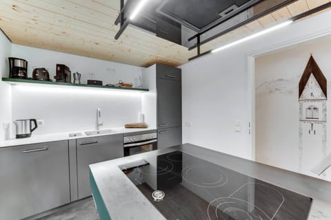 Kochwerkstatt; Kirchengemälde auf Wand im Flur