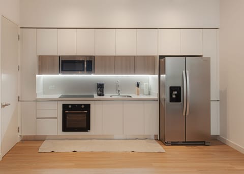 Design Quadruple Room | Private kitchen | Full-size fridge, microwave, oven, coffee/tea maker