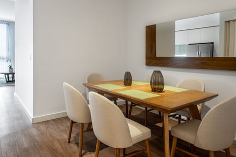 Deluxe Double Room Single Use | Dining room