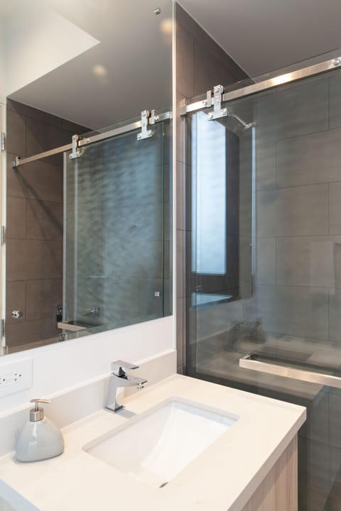 Design Quadruple Room | Bathroom | Shower, free toiletries, towels, soap