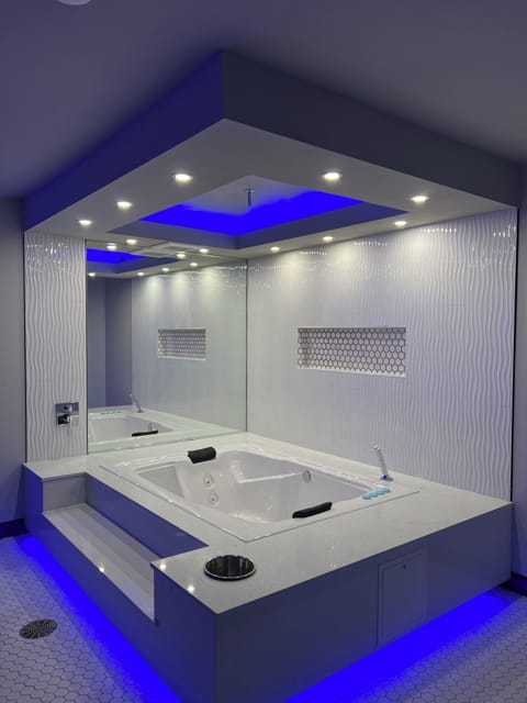 Presidential Jacuzzi Suite | Jetted tub