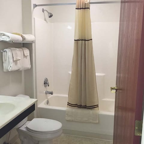 Combined shower/tub, free toiletries, hair dryer, towels