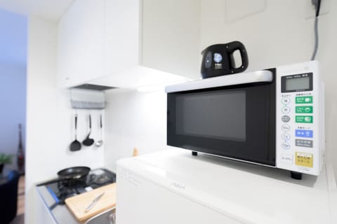 Comfort Twin Room | Private kitchen | Fridge, microwave, stovetop, cookware/dishes/utensils