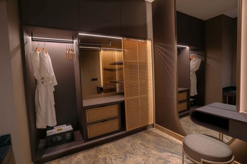 Suite | Bathroom | Hair dryer, towels