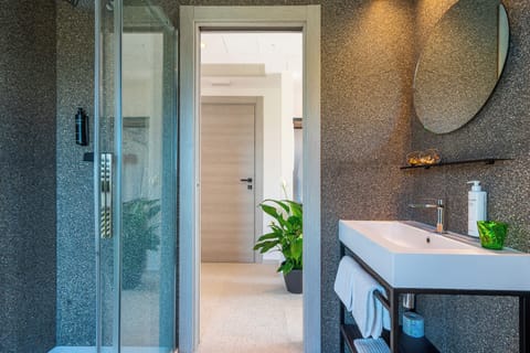 Family Double or Twin Room | Bathroom | Shower, rainfall showerhead, hair dryer, bidet