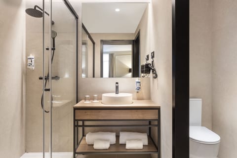 Junior Studio Suite | Bathroom | Shower, free toiletries, hair dryer, towels