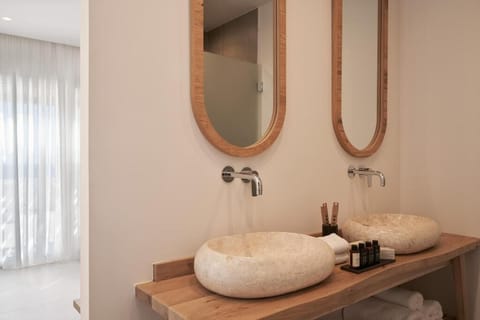 Superior Suite | Bathroom | Shower, hair dryer, bathrobes, slippers