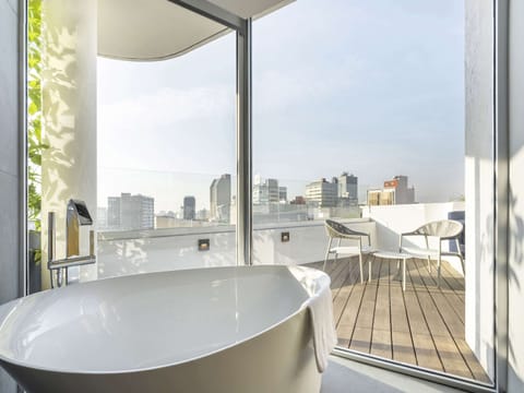 Penthouse, 1 King Bed (Condesa) | Bathroom | Shower, rainfall showerhead, eco-friendly toiletries, hair dryer