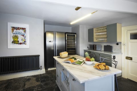 Deluxe House | Private kitchen | Full-size fridge, microwave, oven, stovetop