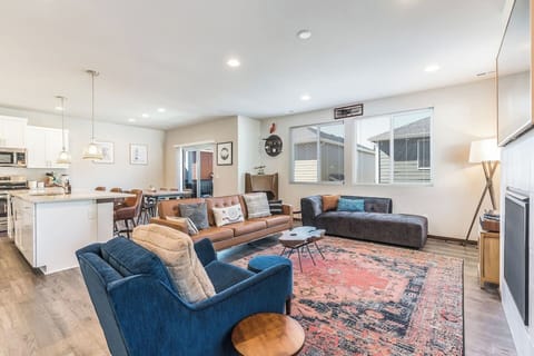 Living space is open, bright and clean with ample room for you and your guests.