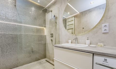 Deluxe Apartment (Wyspiańskiego 38) | Bathroom | Shower, rainfall showerhead, hair dryer, towels