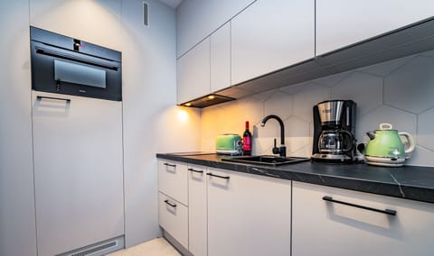 Deluxe Suite (Wyspiańskiego 39) | Private kitchenette | Full-size fridge, microwave, stovetop, dishwasher