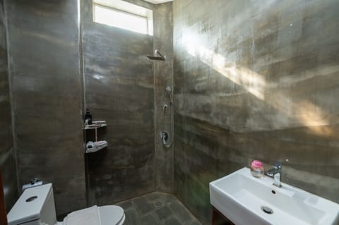 Superior Double Room | Bathroom | Hair dryer, bathrobes, towels
