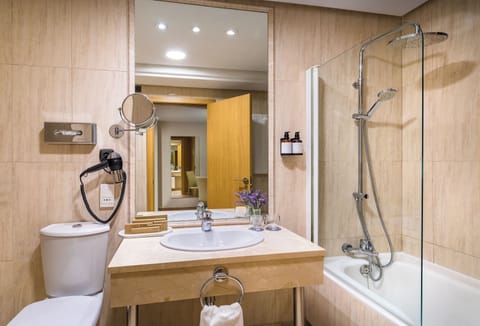 Superior Room, Terrace | Bathroom | Combined shower/tub, hair dryer, towels