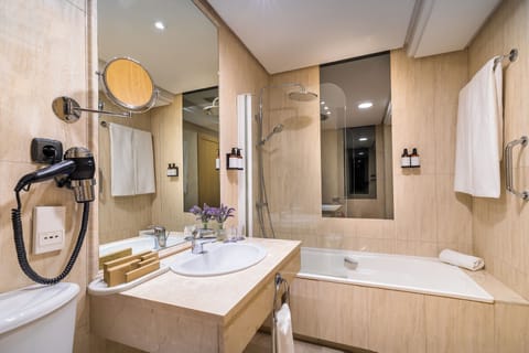 Superior Room, Terrace | Bathroom | Combined shower/tub, hair dryer, towels