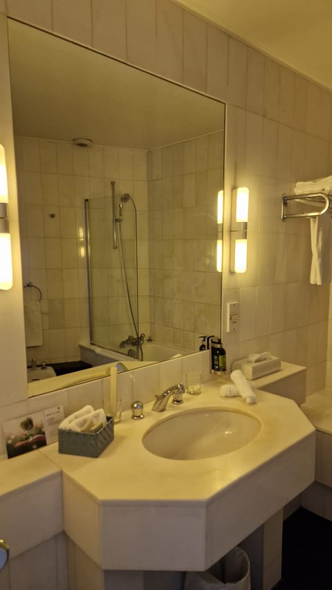 Deluxe Room, 1 Queen Bed | Bathroom | Bathtub, hair dryer, bathrobes, slippers