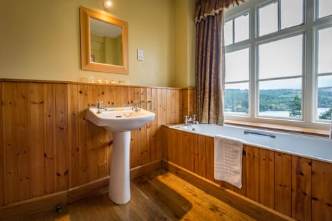 Premier Room | Bathroom | Shower, free toiletries, hair dryer, bathrobes