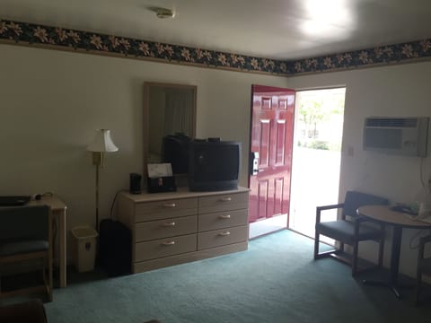 Standard Double Room | Desk, iron/ironing board, free WiFi, bed sheets