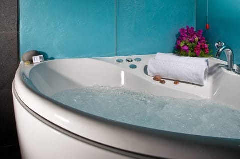 Suite | Deep soaking bathtub