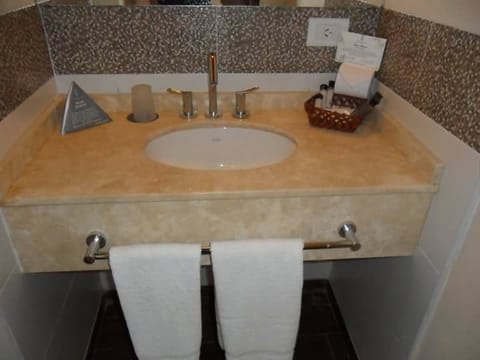 Bungalow, Garden View (4 Pax) | Bathroom | Hair dryer, bidet, towels