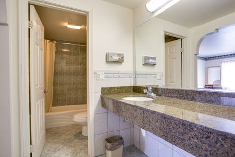 Basic Room | Bathroom | Combined shower/tub, hair dryer, towels