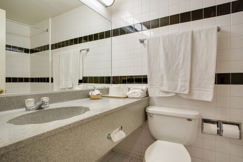 Deluxe Double Room | Bathroom | Combined shower/tub, hair dryer, towels