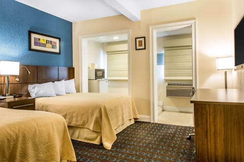 Suite, Multiple Beds, Non Smoking | Premium bedding, desk, iron/ironing board, free cribs/infant beds