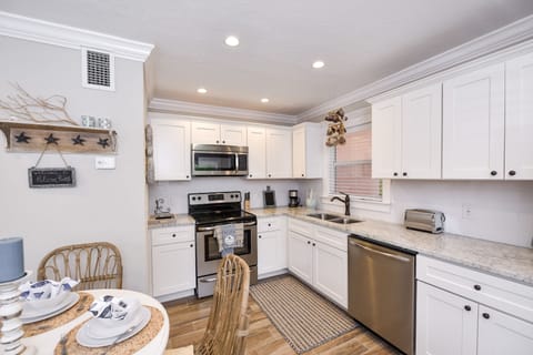 Suite, 2 Bedrooms | Private kitchen | Microwave, coffee/tea maker, toaster, paper towels