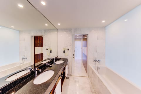 Suite | Bathroom | Shower, hair dryer, towels