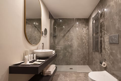 Imperial Suite Ariosto Pantheon View | Bathroom | Shower, free toiletries, hair dryer, bathrobes