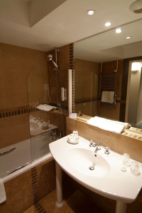 Combined shower/tub, free toiletries, hair dryer, towels