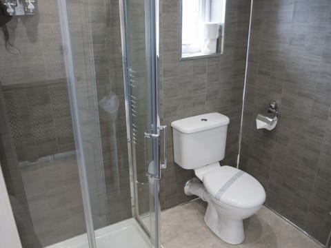 Superior Double or Twin Room, Ensuite | Bathroom | Free toiletries, towels