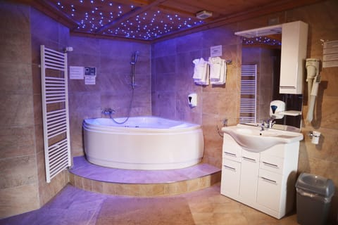 Deluxe Double or Twin Room | Bathroom | Bathtub, hair dryer, towels, soap