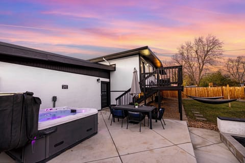 Private hot tub, outdoor dining & fire pit ultimate backyard oasis.