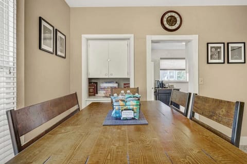 Enchanting Dining Experience: Embrace the Warmth of Natural Light at Our Spacious Table, Ideal for Unforgettable Conversations and Delicious Meals!